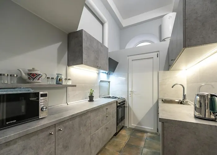 дім з двориком, центр, море *